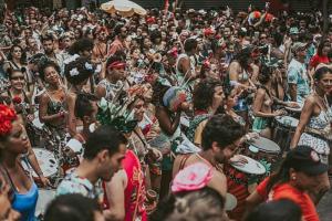 Ayrton Centeno: Carnaval sem Messias de arma na mão