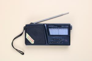 Mouzar Benedito: Um rádio, duas pilhas, e são dois pra lá, dois pra cá