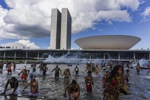 Indígenas chegam à Brasília para o Acampamento Terra Livre. Acompanhe no Programa Bem Viver