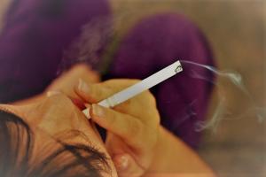 Programa Bem Viver: cigarro recua entre jovens, mas país está estagnado no combate ao tabagismo