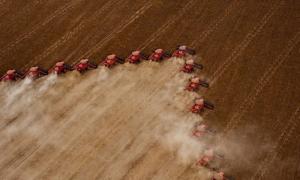 Colonialismo químico: por que o Brasil está morrendo pela boca e como o agro tem culpa nisso