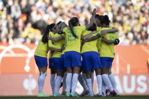 ‘Tem uma história de violência por trás da evolução do futebol feminino’, afirma Milly Lacombe