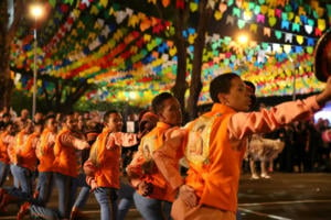Festas Juninas pelo país mantêm memória de migrantes, ao mesmo tempo que celebram outros nordestes possíveis